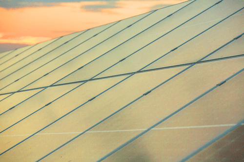 Pannello fotovoltaico monocristallino sotto la luce intensa del sole estivo