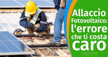 Tecnico qualificato partner di che esegue verifiche per allaccio fotovoltaico alla rete su tetto residenziale