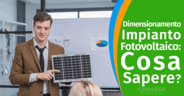 Dimensionamento impianto fotovoltaico: cosa sapere. Un uomo indica dei pannelli solari.