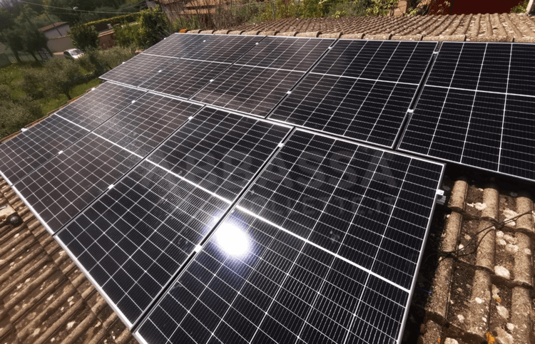 Foto di un impianto fotovoltaico montato dagli installatori certificati di abbassalebollette