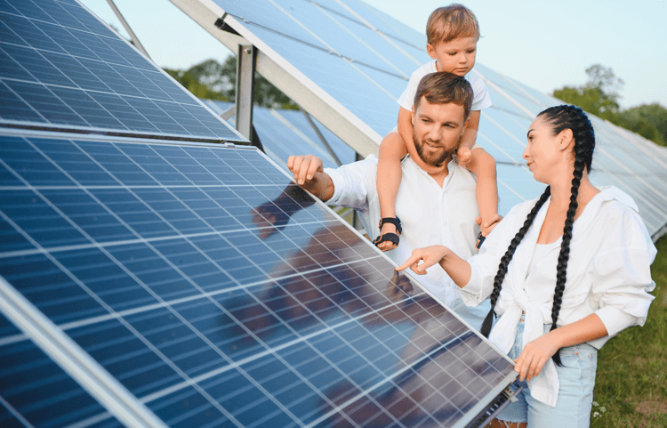 Famiglia Italiana che guarda Impianto Fotovoltaico, esaminado i pannelli solari | Abbassalebollette.it Famiglia Italiana che guarda Impianto Fotovoltaico, esaminado i pannelli solari