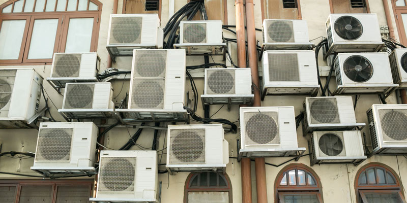 Condizionatori installati selvaggiamente sulla facciata di un palazzo