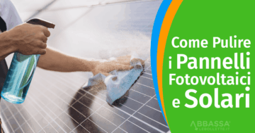 Operazione di pulizia manuale dei pannelli fotovoltaici e solari svolta con accuratamente per mantenerne l'efficienza.