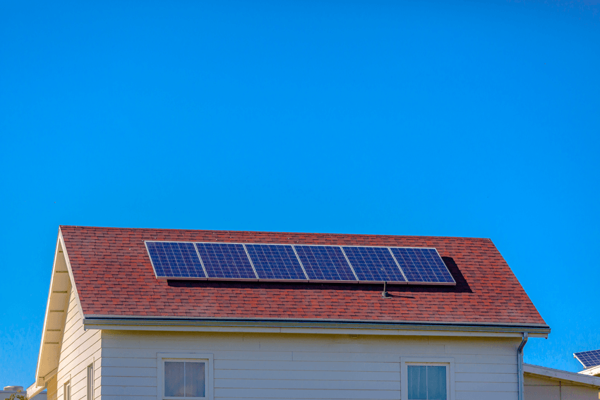 Orientamento e inclinazione dei pannelli solari sul tetto di una casa