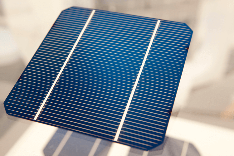 Foto primo piano del chip del pannello solare di un impiano fotovoltaico