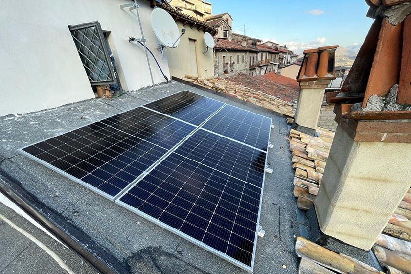 Installazione di un Impianto Fotovoltaico in Centro Storico con Integrazione Planare a Filo
